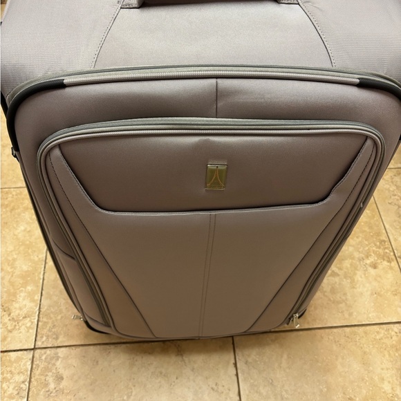 Travelpro Maxlite  5 Softside and Expandable Suitcase w 4 Spinner Wheels - Picture 1 of 2